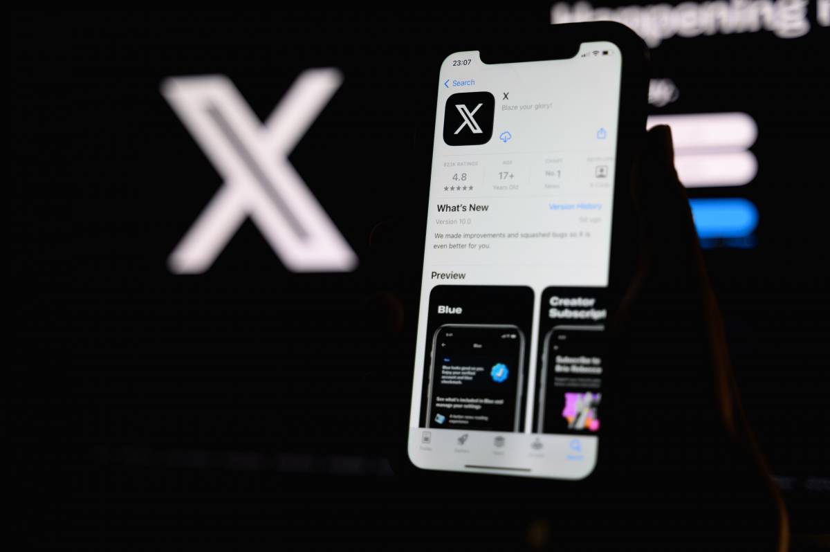 Japanese commuter using X app on phone